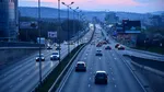 Doi copii abandonați de mama lor pe marginea unui drum, găsiți plângând și fără acte. Le-a lăsat doar mâncare și apă