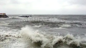 Vânt furios şi valuri cât casa pe litoral - VIDEO