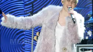 Miley Cyrus a pozat nud pentru Karl Lagerfeld - FOTO