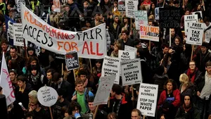Manifestaţii la Londra: 10.000 de studenţi protestează faţă de creşterea taxelor de înscriere la universitate - FOTO