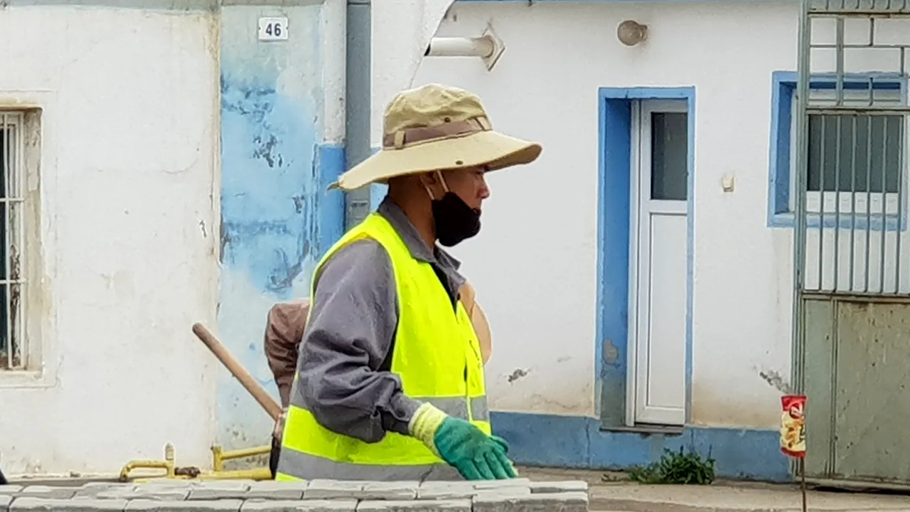Muncitori aduşi din Vietnam pentr a lucra la pavaje în România