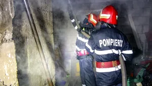 Un incendiu a cuprins trei locuinţe din cartierul Chitila. Nicio persoană nu a fost rănită