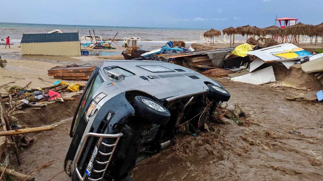 Furtuna face ravagii în Constanţa. Plaja din Vama Veche, ruptă de intemperii