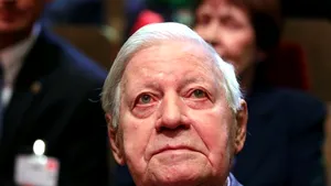 Fostul cancelar german Helmut Schmidt, internat la terapie intensivă