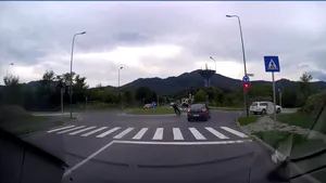 Soferul din Braşov, care nu a respectat un biciclist în trafic, a fost prins. Află ce au decis poliţiştii!