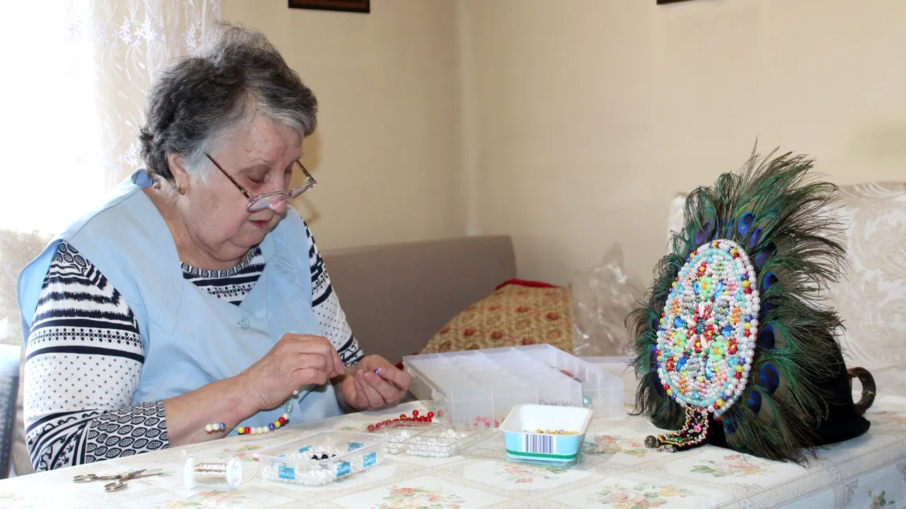 O fostă contabilă din Sibiu confecţionează celebra „peană” a Junilor