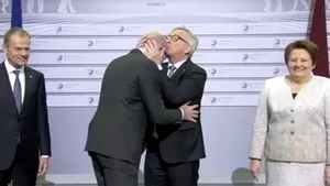 Jean-Claude Juncker, aflat într-o stare de euforie, îi pălmuieşte pe mai mulţi lideri politici în cadrul unui summit - VIDEO