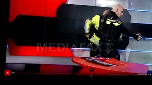 Un bărbat înarmat a pătruns în sediul Televiziunii publice olandeze. Individul a fost imobilizat. Tânărul ameninţa că opt explozivi puternici au fost plasaţi în toată ţara - FOTO, VIDEO