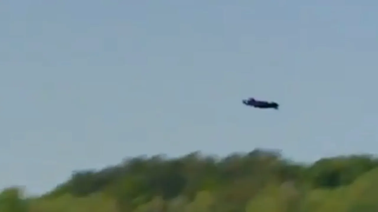 OMUL-PASĂRE: A sărit din avion fără paraşută şi a supravieţuit - VIDEO
