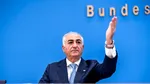 Prințul moștenitor al Iranului, Reza Pahlavi, stropit cu un lichid roșu la Berlin