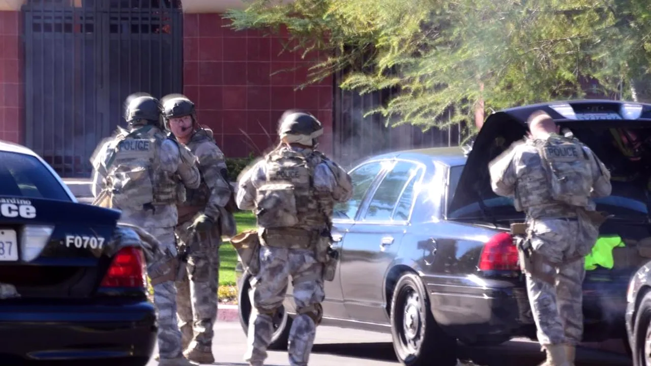 ATAC ARMAT în SUA: Cel puţin 14 persoane au murit. Cei doi autori ai masacrului din California, ucişi de poliţie, erau soţ şi soţie - VIDEO