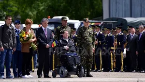 Militarul român Florinel Enache, rănit grav în 2012 în Afganistan, a ajuns în ţară - FOTO