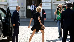 Brigitte Macron, într-o ţinută îndrăzneaţă, la Bruxelles, la prima ieşire importantă ca Primă Doamnă a Franţei. FOTO