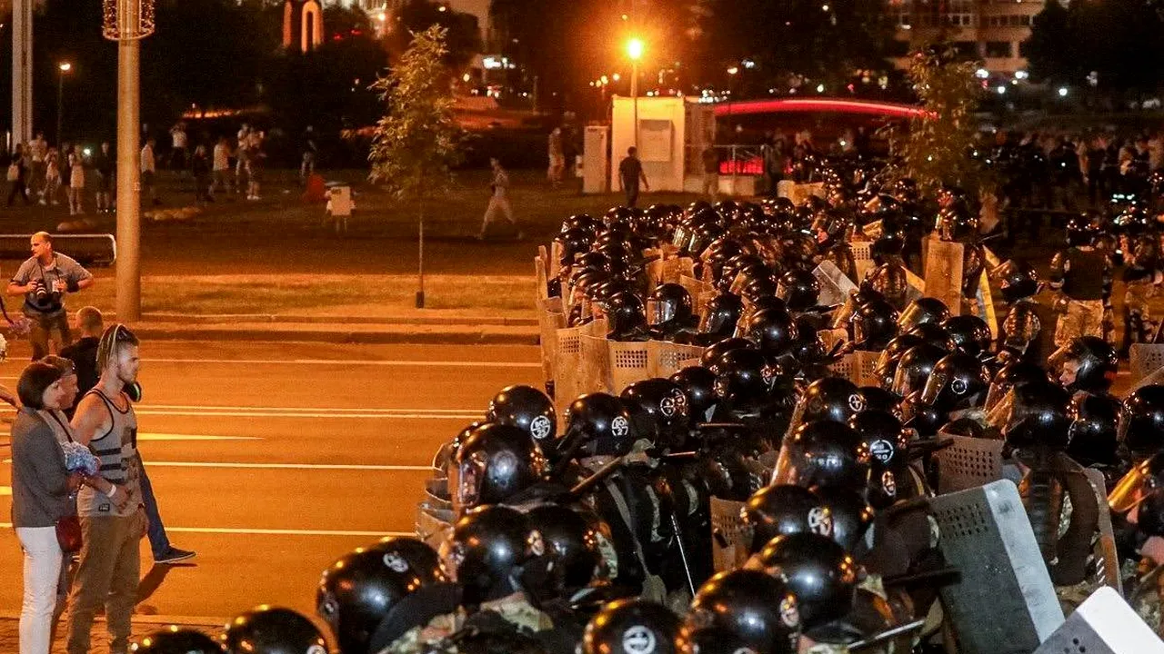 Proteste violente în Belarus după ce Lukaşenko şi-a asigurat al şaselea mandat. Cel puţin 10 persoane au fost arestate
