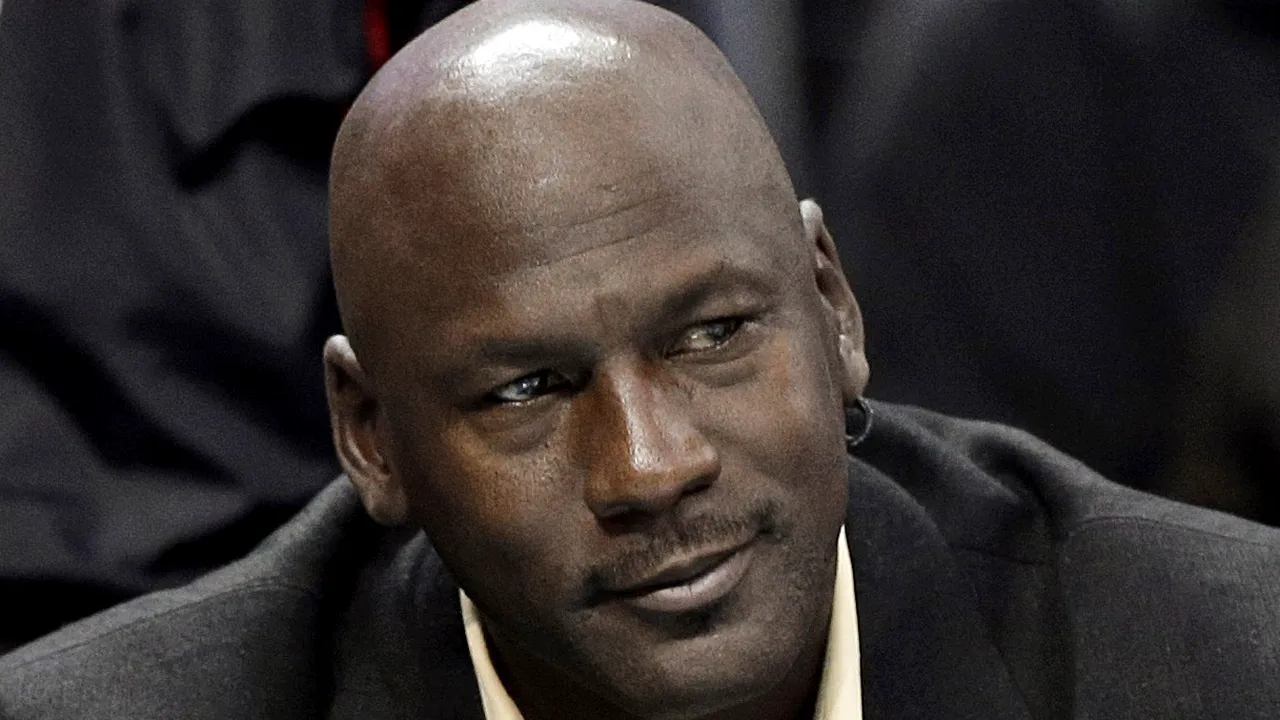 Michael Jordan va vinde pachetul majoritar de acţiuni la Charlotte Hornets