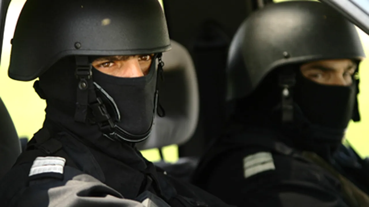 Acţiune simultan în cinci judeţe pentru destructurarea unei reţele de crimă organizată