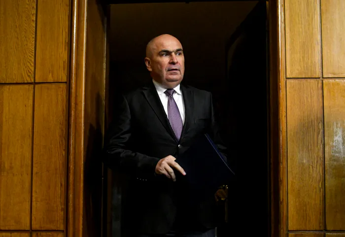 POLITIC Bolojan, huiduit în Parlament, unde Guvernul își asumă răspunderea pe reforma pensiilor speciale