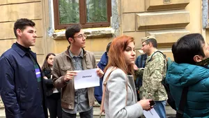 PROTEST în faţa ministerului Educaţiei pe tema repartizării locurilor în facultăţi. Profesor universitar: Vom continua să protestăm | FOTO