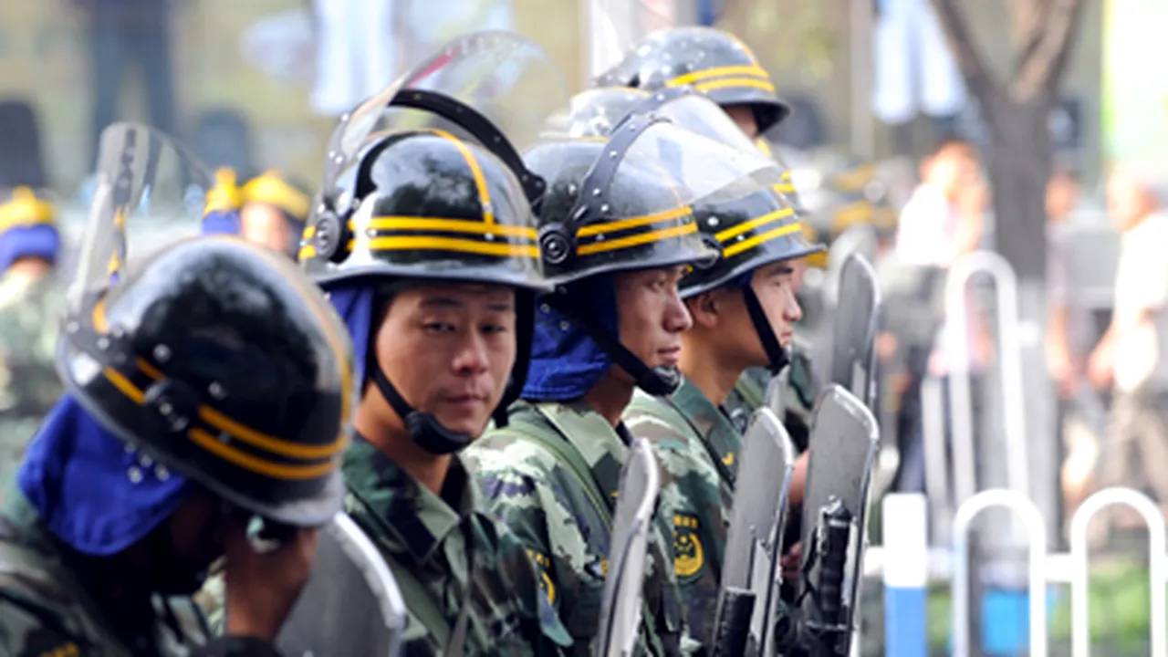 Mii de membri ai forţelor de securitate chineze au fost mobilizaţi la Urumqi