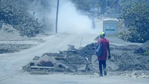 FOTO Peisaj apocaliptic. Locuitorii insulei Saint Vincent nu îşi mai recunosc casele după erupţia vulcanului La Soufrière