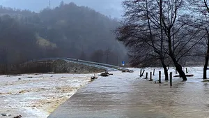 METEO Cod portocaliu de inundaţii până miercuri pe râuri din Gorj şi Dolj