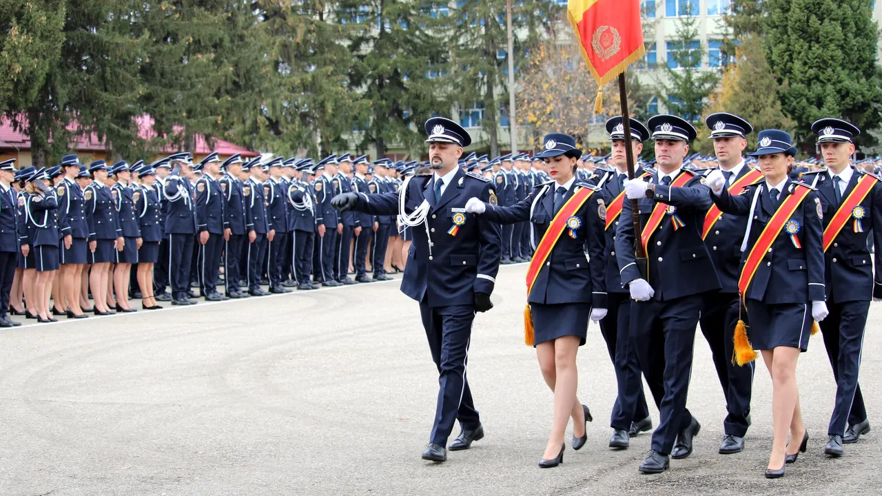 Peste 2.800 de elevi au absolvit şcolile de poliţie, jandarmerie, poliţie de frontieră şi pompieri