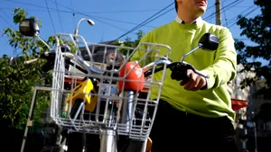 La predarea portofoliului Mediului, Korodi i-a dăruit succesorului său bicicleta
