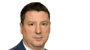 Un senator și-a însușit rucsacul cu bani uitat în recepția unui hotel din Piatra Neamț