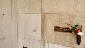 Locul de veci situat deasupra celui al lui Marilyn Monroe, scos la vânzare