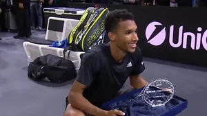 Felix Auger-Aliassime câştigă titlul la Florenţa şi îşi sporeşte speranţele de calificare la Torino