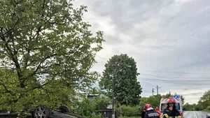 Mașină răsturnată în Bacău: cinci tineri au ajuns la spital după un grav accident rutier