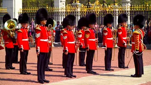 O tradiție britanică veche de peste 200 de ani ar putea dispărea. Ce se întâmplă cu celebrele căciuli ale gărzilor regale