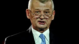 Oprescu a somat firmele să repare gropile în cinci zile, altfel le va asfalta cu armata
