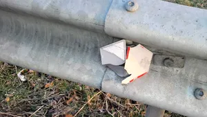 Vandalizare de proporţii: peste 400 de elemente reflectorizante distruse pe DN13E, în Covasna