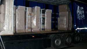 Aproape 60.000 de pachete cu ţigări, ascunse într-un TIR cu mobilă