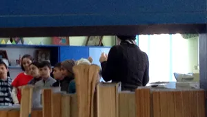Profesoară de la o şcoală din judeţul Galaţi, surprinsă fumând în prezenţa elevilor, în bibliotecă