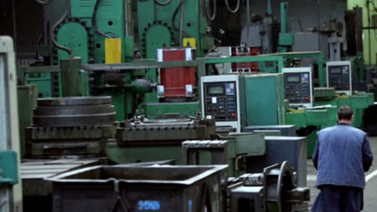 Producţia industrială a scăzut anul trecut, faţă de 2008, cu 5,5% în serie brută