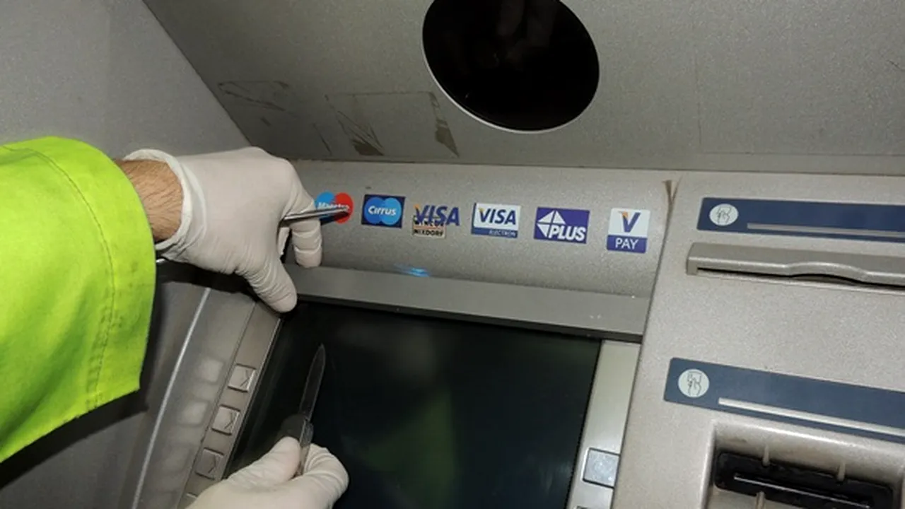 Constanţa: Doi bulgari acuzaţi că montau dispozitive de clonare a cardurilor pe bancomate, reţinuţi - FOTO