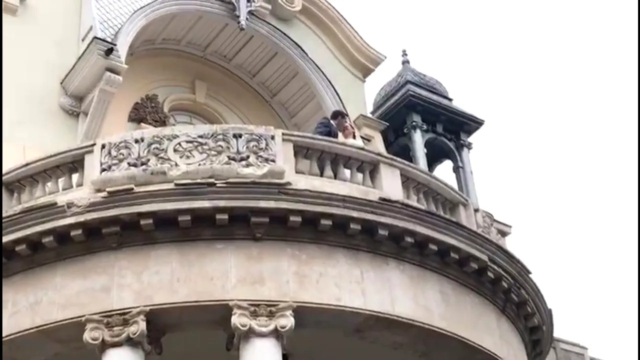 Scena sărutului din BALCON. Mirii Alina Binder şi prinţul Nicolae, moment intim, în faţa mulţimii la nunta lor regală din Sinaia - VIDEO
