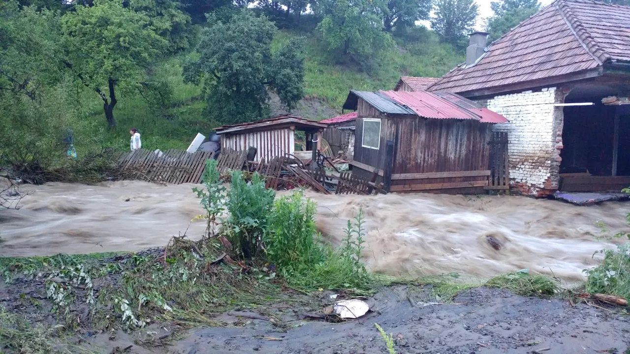 INUNDAŢII masive în ultimele 24 de ore: Zeci de localităţi din 27 de judeţe, afectate/ Sute de oameni nu au curent electric, iar şase persoane sunt evacuate preventiv