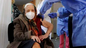 O femeie în vârstă de 105 ani, Zoea Baltag, a primit duminică a doua doză de vaccin PfizerBioNTech: „M-a convins nepoata mea, care e medic, că singura soluţie să scăpăm e vaccinul” 