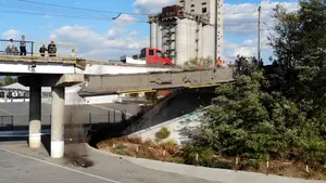 Intervenţie spectaculoasă pentru îndepărtarea unei bucăţi dintr-o pasarelă, în Târgu Jiu/ VIDEO
