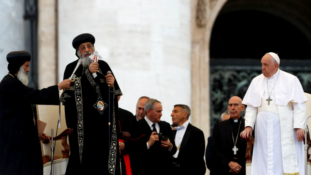 Inedit: doi papi au binecuvântat mulţimea de la Vatican