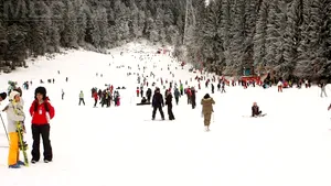 STAREA pârtiilor de schi din ţară. Sute de turişti se află sâmbătă în staţiunile de pe Valea Prahovei, Poiana Braşov, Predeal şi judeţul Sibiu