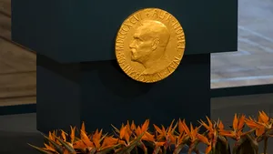 Premiul Nobel pentru Literatură a fost atribuit scriitorului britanic Kazuo Ishiguro
