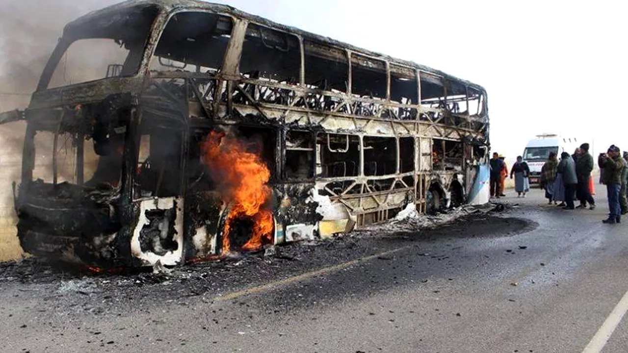 Tragedie majoră în Peru: Un autobuz cu zeci de persoane prinse înăuntru a luat foc. Oamenii nu au reuşit să se salveze