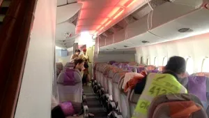 PANICĂ ÎN AER. Cum au călătorit pasagerii unei curse după ce o uşă a avionului s-a deschis: 