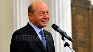 Băsescu nu a dat mâna cu Oprea, Stroe şi Fenechiu la depunerea jurământului