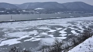 GALERIE FOTO 70 de persoane izolate pe Valea Vaserului din Maramureş din cauza zăpoarelor care au acoperit drumul