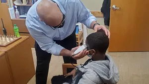 Profesorii care le dau aripi copiilor în loc de sancţiuni: Gestul unui director de şcoală, impresionat de necazul „minor” al unui elev 